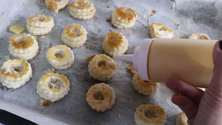 Abrir el orificio y rellenar con la crema