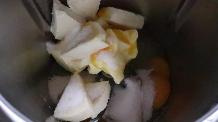 Ponemos los ingredientes en el vaso y los mezclamos