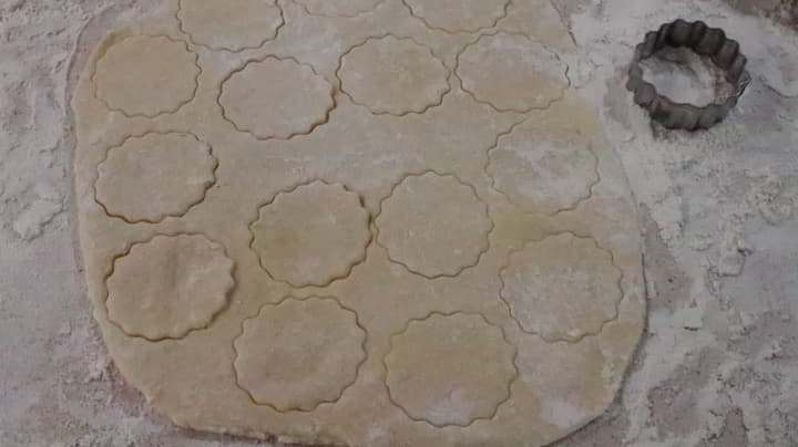 Estirar el hojaldre y hacerle la forma