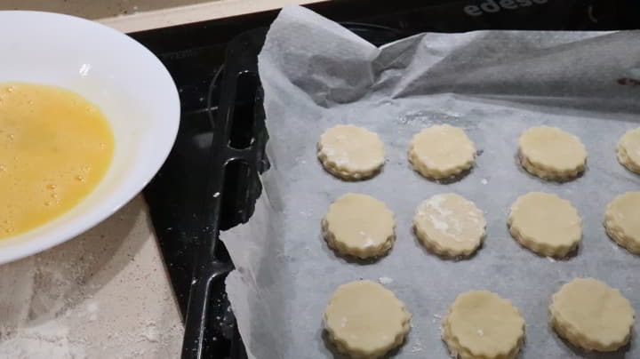 Batimos un huevo y pintamos con el la masa