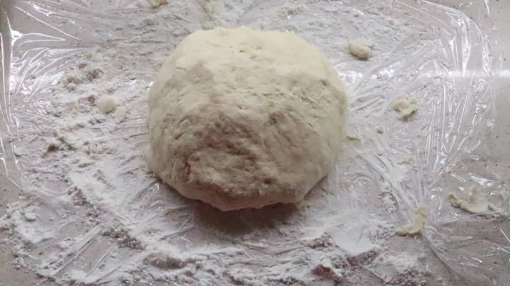 Estiramos la masa con un rodillo