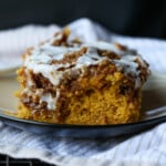 Una rebanada de pastel de calabaza y canela en un plato