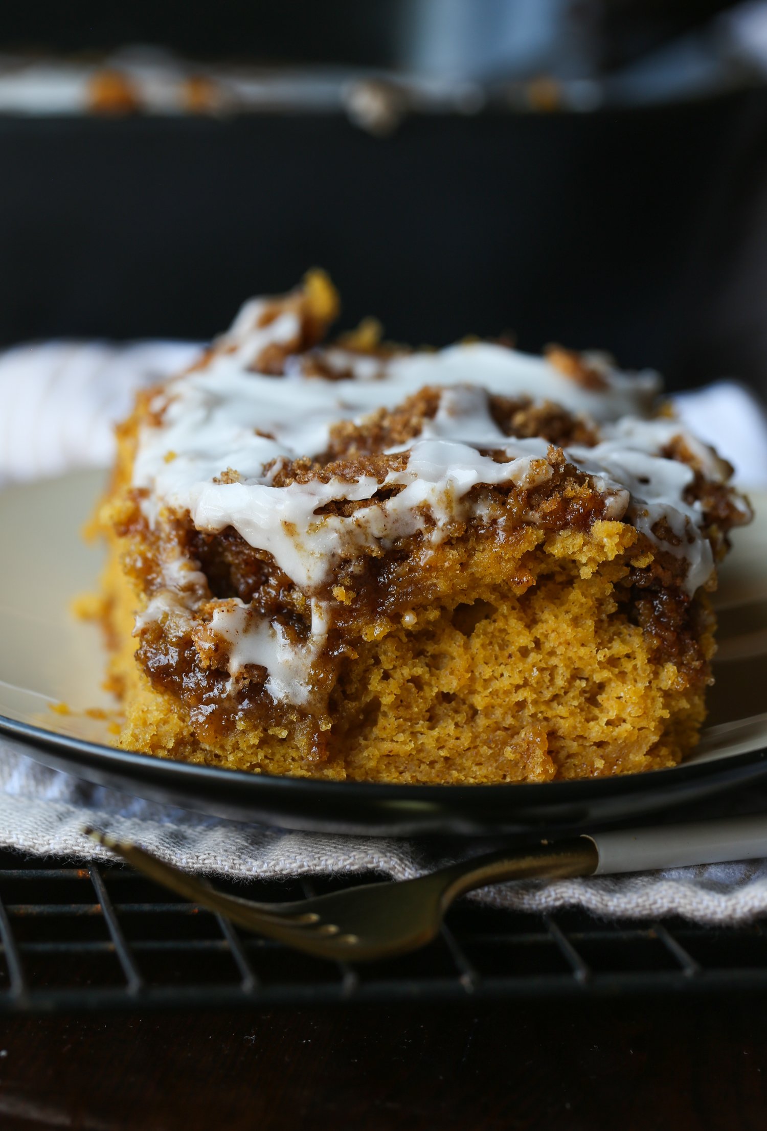 Torta de calabaza y canela en espiral en un plato con glaseado