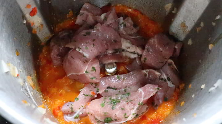 Ponemos la carne de pavo y cocinamos la carne de pavo