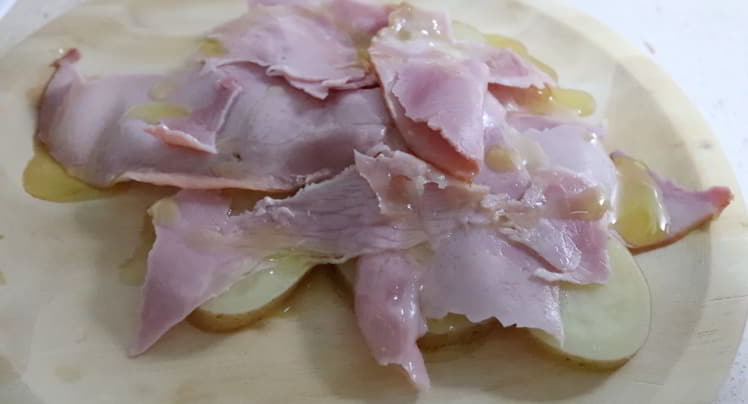 Ponemos encima el lacón y le ponemos el aceite y el pimentón de la vera