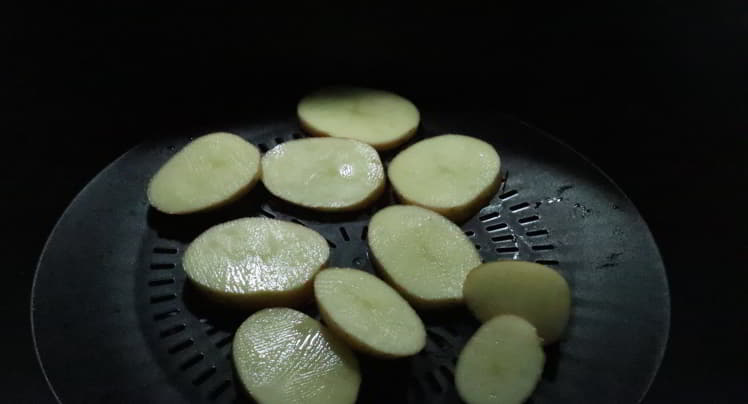 Ponemos las patatas al varoma y las cocemos