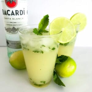 ¡Nuestros Mojitos Thermomix elaborados con ron, soda, azúcar sin refinar, limas frescas y menta son el cóctel perfecto para cualquier ocasión!