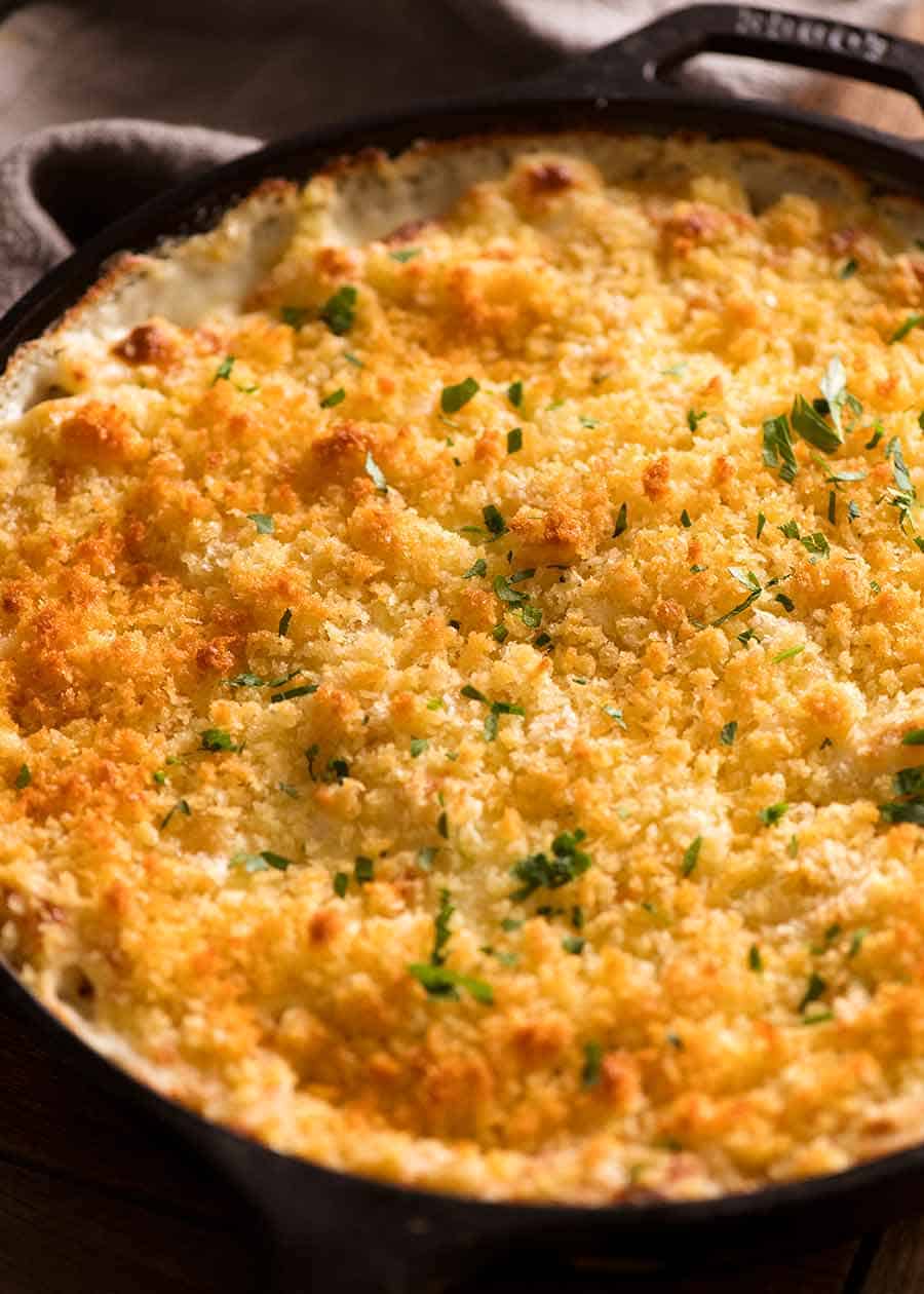 Macarrones con queso al horno en una sartén negra recién sacada del horno