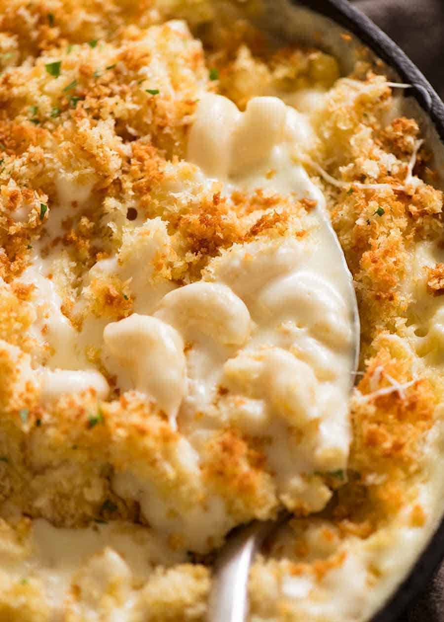 Cerca de macarrones con queso al horno recién salido del horno