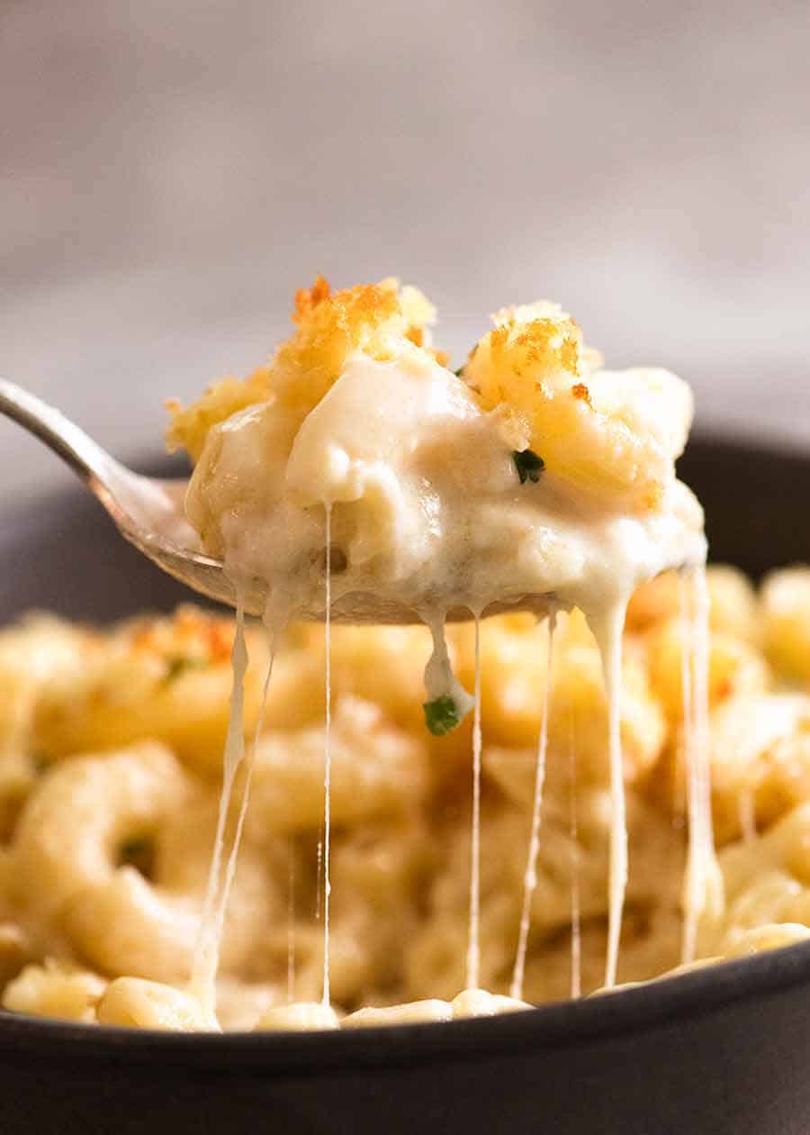 Cuchara levantando una cucharada de queso macarrones con queso