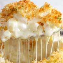 Foto de macarrones con queso al horno en un tazón rústico, listos para comer