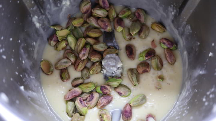 Ponemos los pistachos y los mezclamos todo junto
