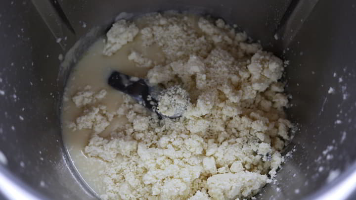 Ponemos el chocolate blanco y mezclamos todo