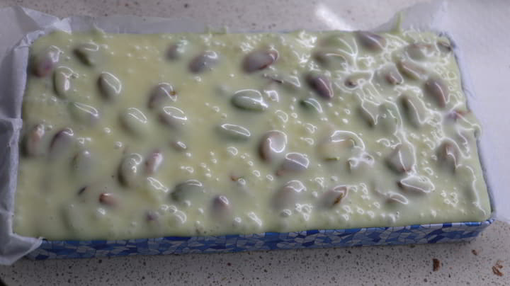 Ponemos el turrón en el frigorífico para que se ponga duro