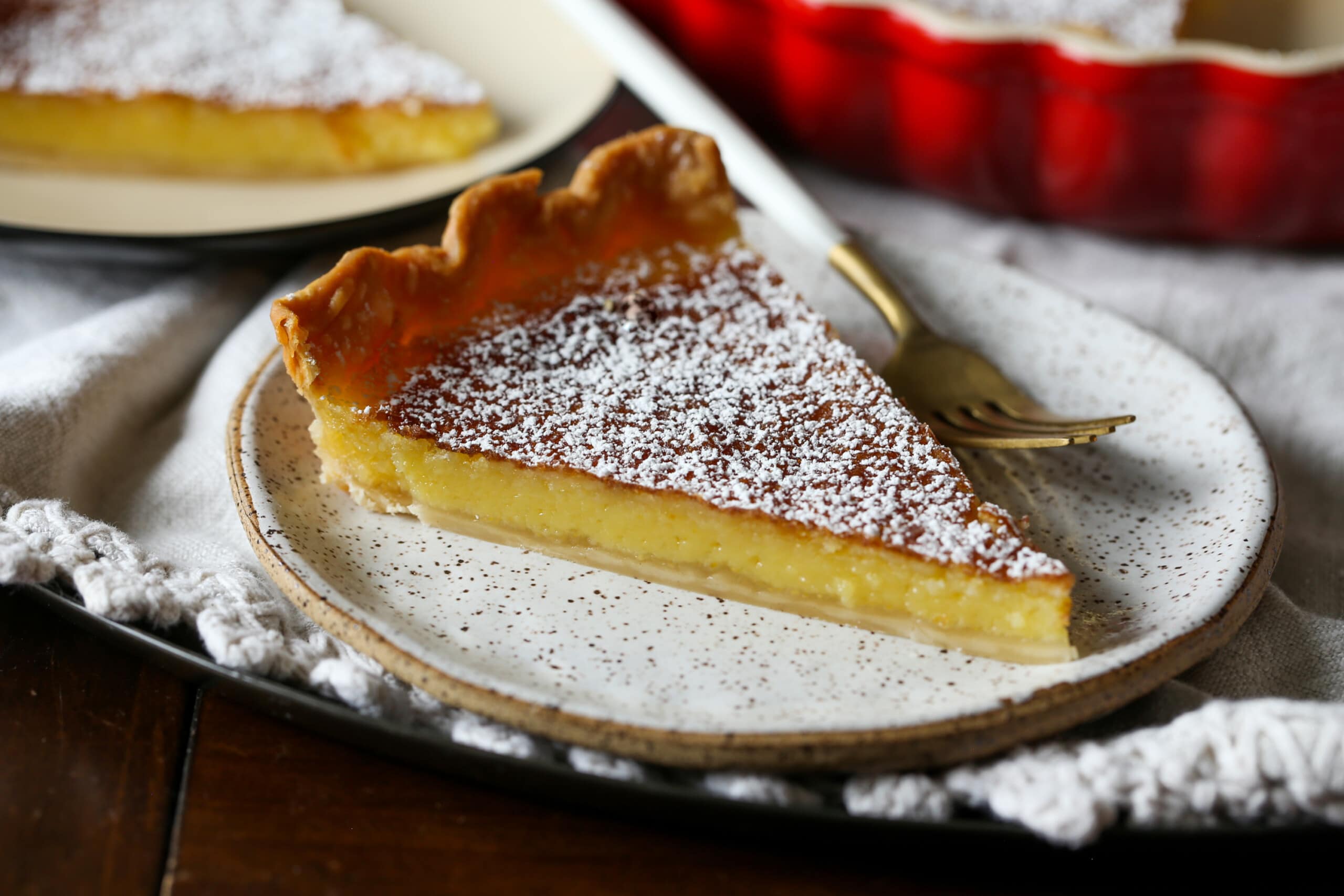 Pastel de ajedrez de limón en rodajas en un plato