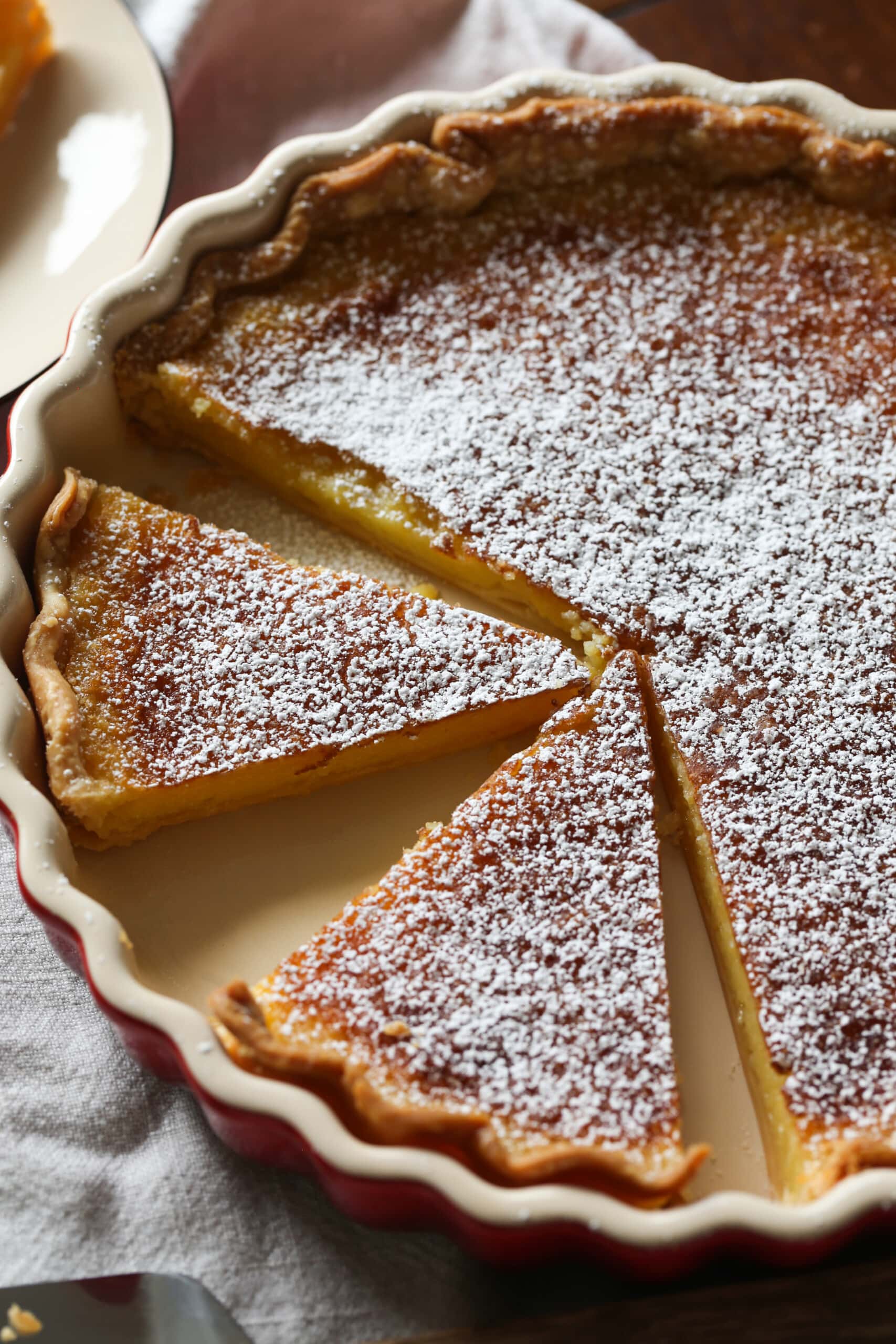 Pastel de ajedrez de limón cortado en rodajas en un molde para pastel