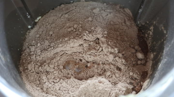Ponemos el chocolate y lo mezclamos junto al vino moscatel