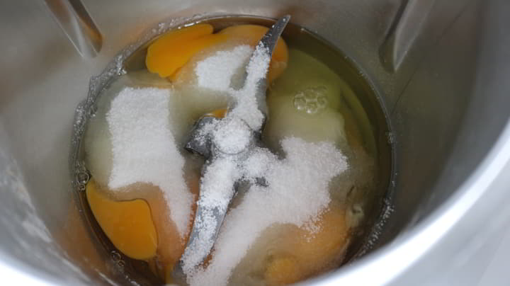 Echamos en el vaso los huevos y el azúcar y lo mezclamos