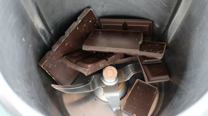 Ponemos el chocolate negro y lo trituramos