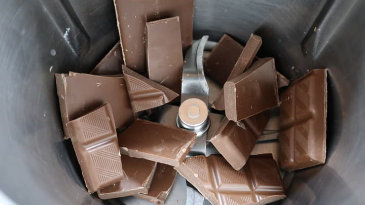 Ponemos el chocolate con leche y rallamos