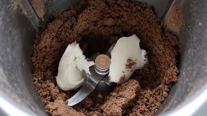 Ponemos la manteca y mezclamos con el chocolate
