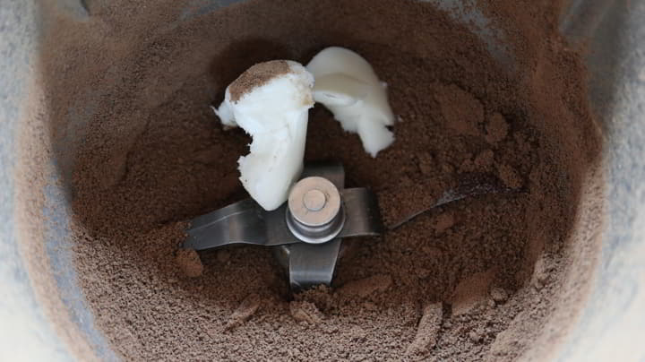 Mezclamos el chocolate negro y lo mezclamos en el vaso con la manteca