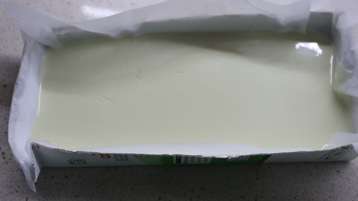 Echamos el chocolate en el molde y dejamos enfriar