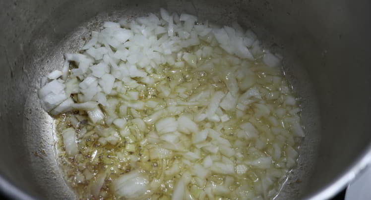 Hacemos el sofrito con la cebolla y los ajos