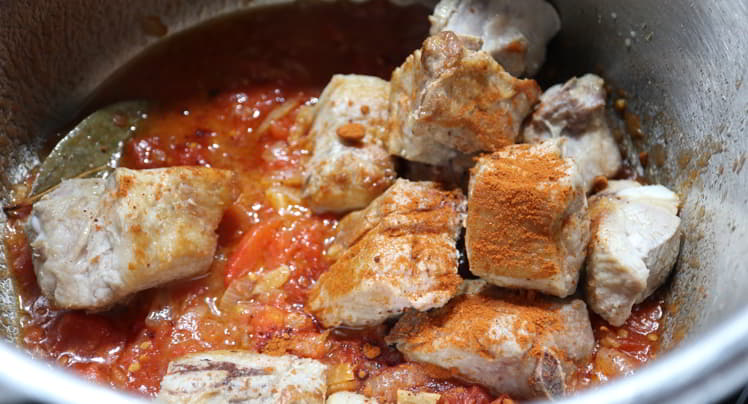 Ponemos a cocer las costillas de ternera con el sofrito de verduras