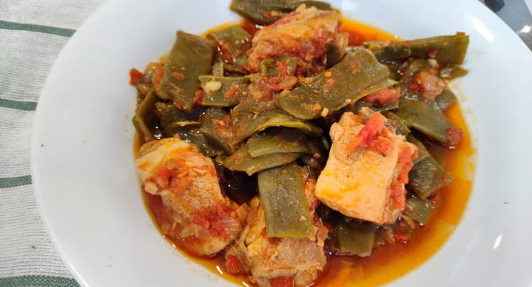 Como hacer la receta casera de judías verdes con costillas y tomate frito natural