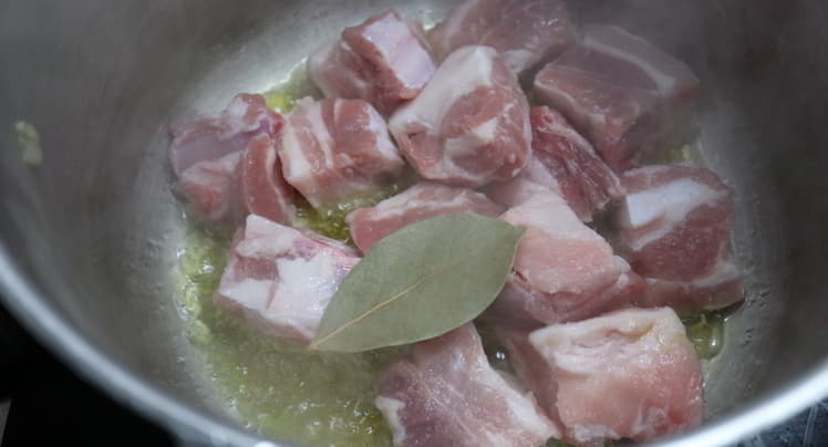 Ponemos las costilla a dorar en la olla