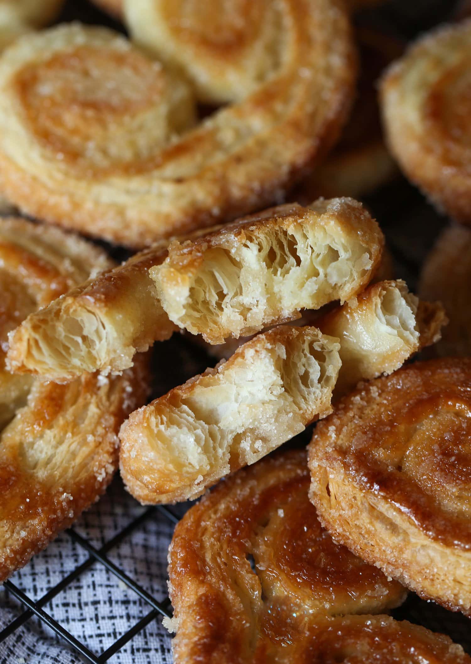 Un palmier abierto para revelar el interior crujiente y hojaldrado de la masa.