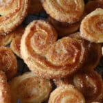 Cerca de galletas Palmiers caseras que se han horneado a un color dorado.