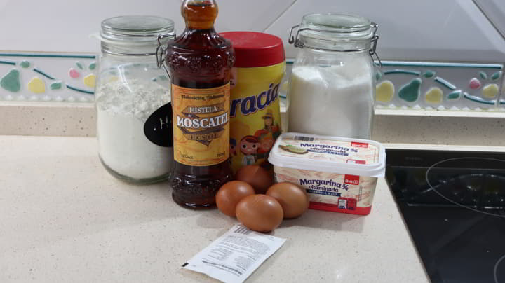 Los ingredientes necesarios para hacer bizcocho de vino moscatel en Thermomix