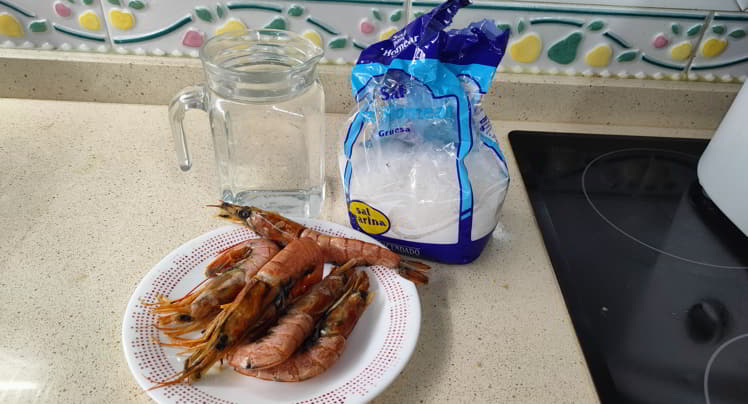 Los ingredientes necesarios para hacer gambones a la sal Thermomix