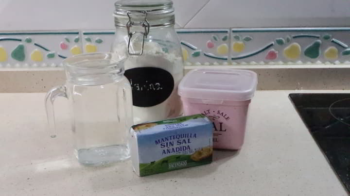 Los ingredientes necesarios para hacer masa de hojaldre rápida Thermomix