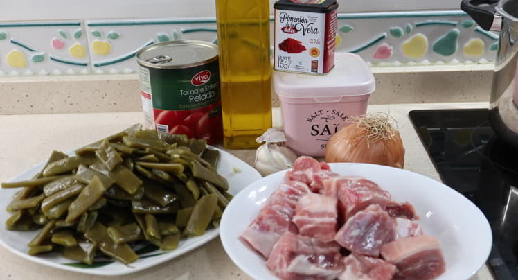 Los ingredientes necesarios para hacer la receta de guiso de judías verdes con costillas y tomate frito