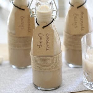 Frascos de vidrio llenos de crema irlandesa.