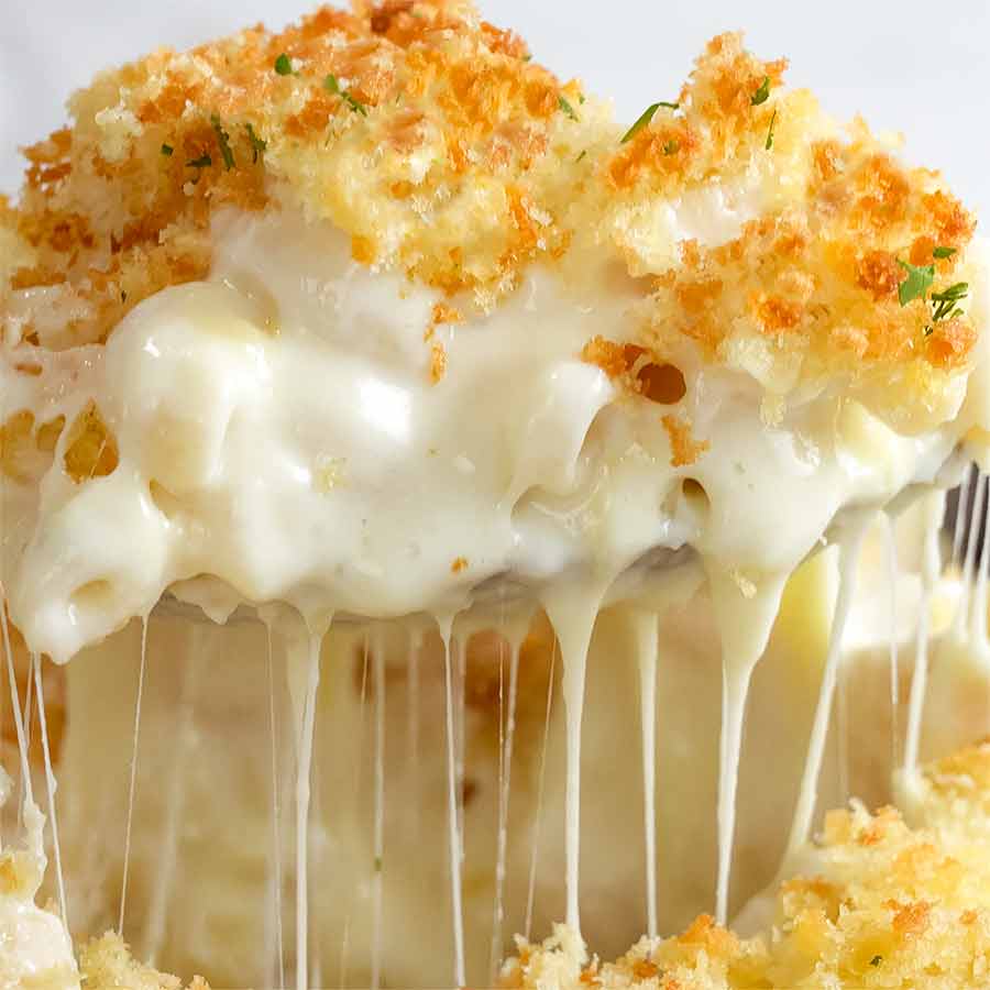 Cerca de macarrones con queso recién hechos al horno
