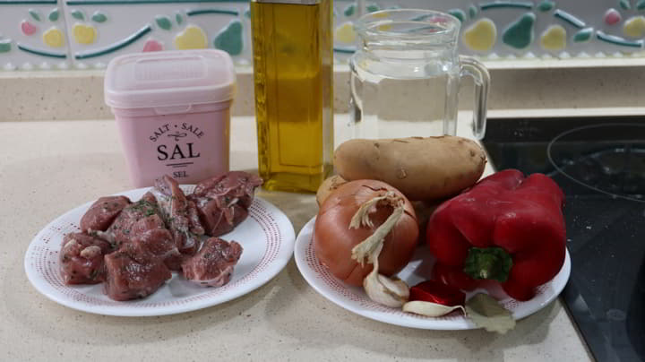 Los ingredientes necesarios para hacer carne de pavo guisado