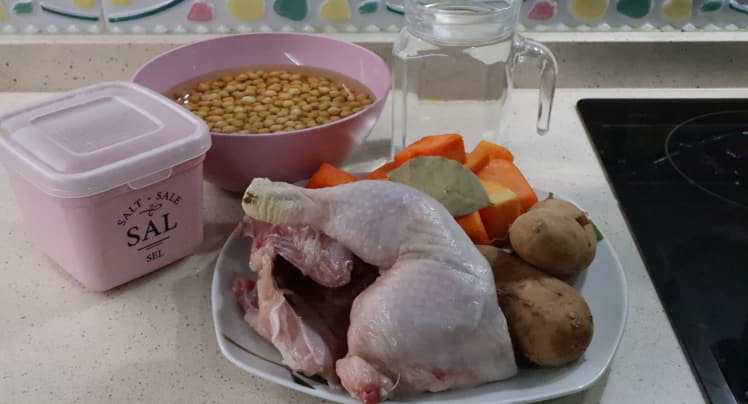 Los ingredientes necesarios para hacer el potaje de garbanzo con calabaza en la Olla GM