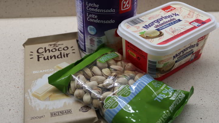 Los ingredientes necesarios para hacer turrón de pistacho y chocolate en Thermomix