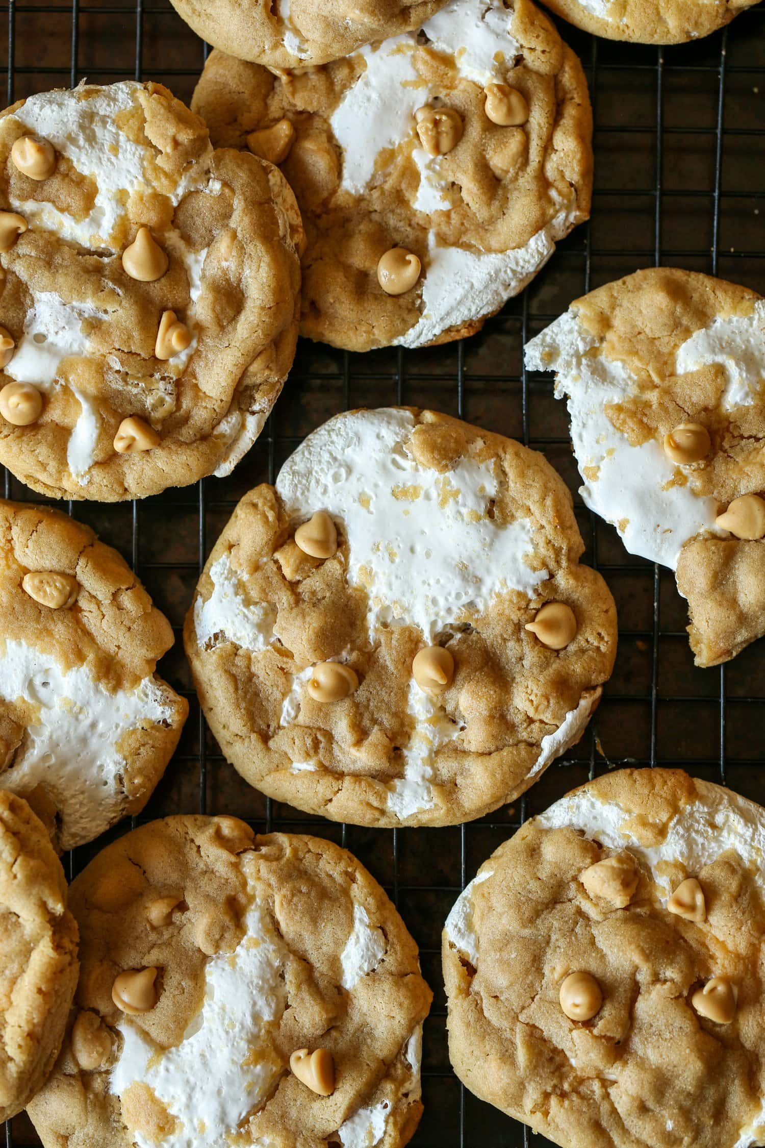 Galletas Fluffernutter en una rejilla para enfriar