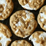 Galletas Fluffernutter con pelusa de malvavisco pegajoso y chips de mantequilla de maní en una rejilla de alambre