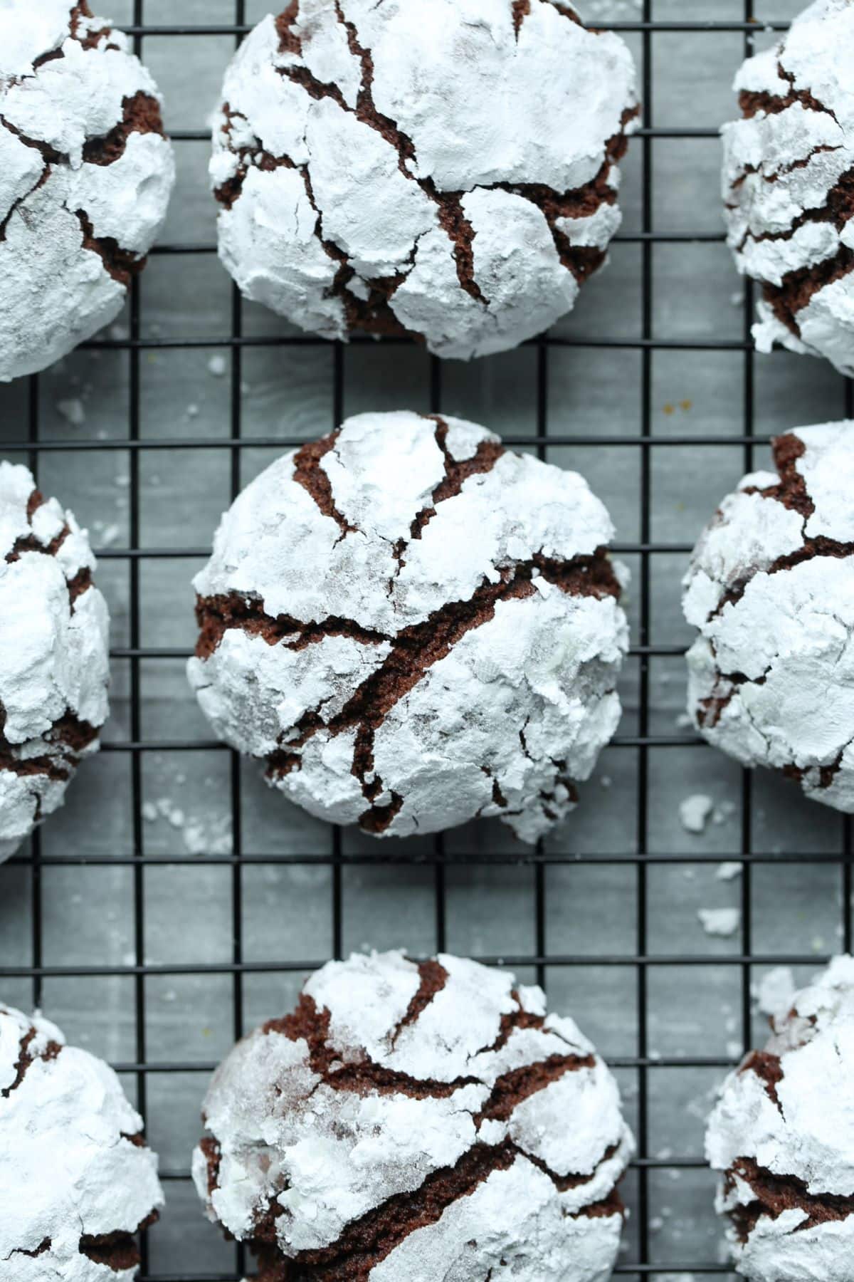 Galletas de chocolate arrugadas que se enfrían sobre una rejilla de alambre.