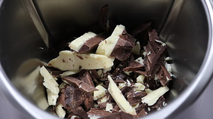 Ponemos el chocolate en trozos y trituramos