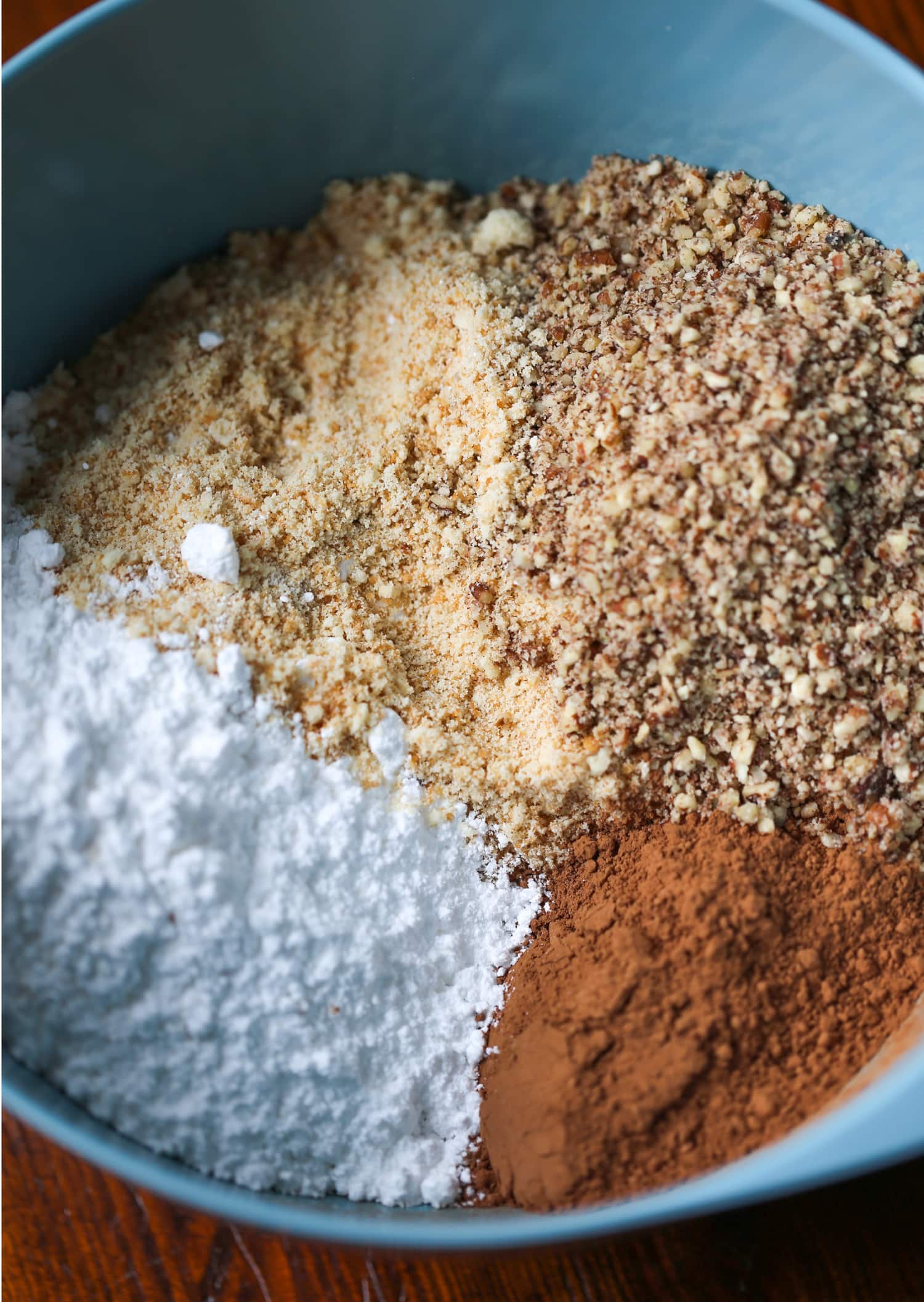 Los ingredientes para las bolas de ron navideñas se combinan en un tazón para mezclar.