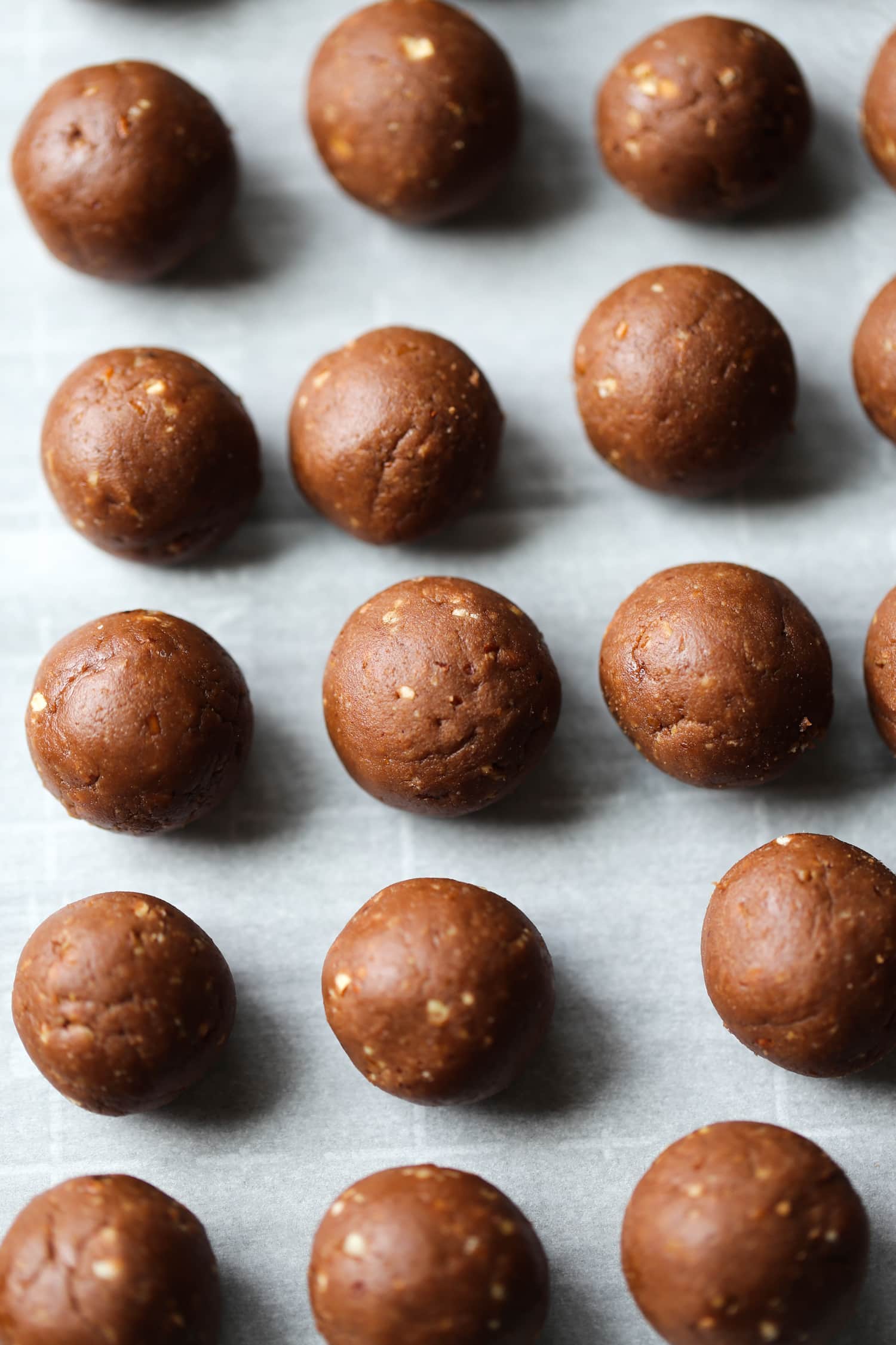Bolas de ron enrolladas sobre pergamino.