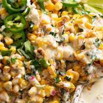 Cerca de ensalada de maíz mexicana