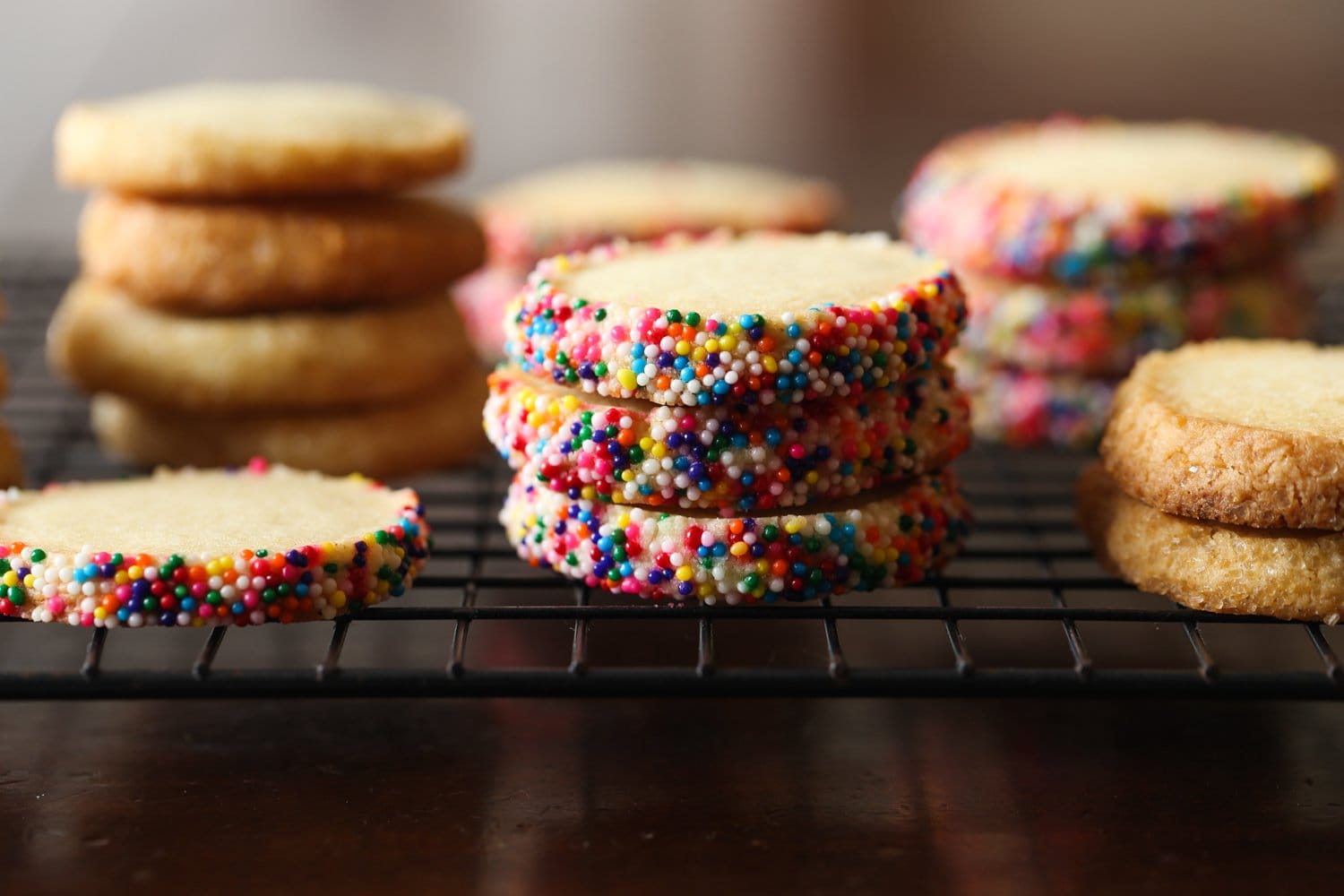 Pila de 3 galletas de mantequilla en una rejilla para enfriar.